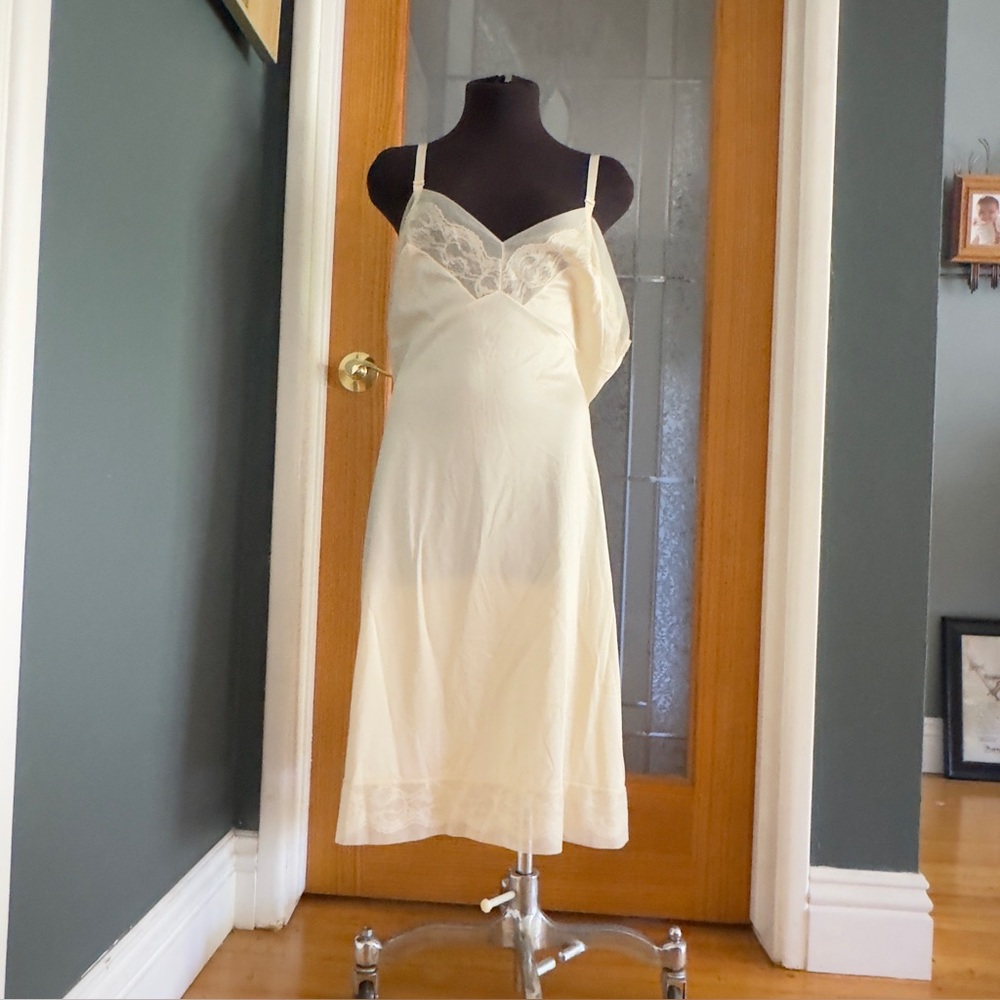 VTG Ivory Lace Nylon V Neck Slip Dress Size M Evening Dainty Angel Bride USA